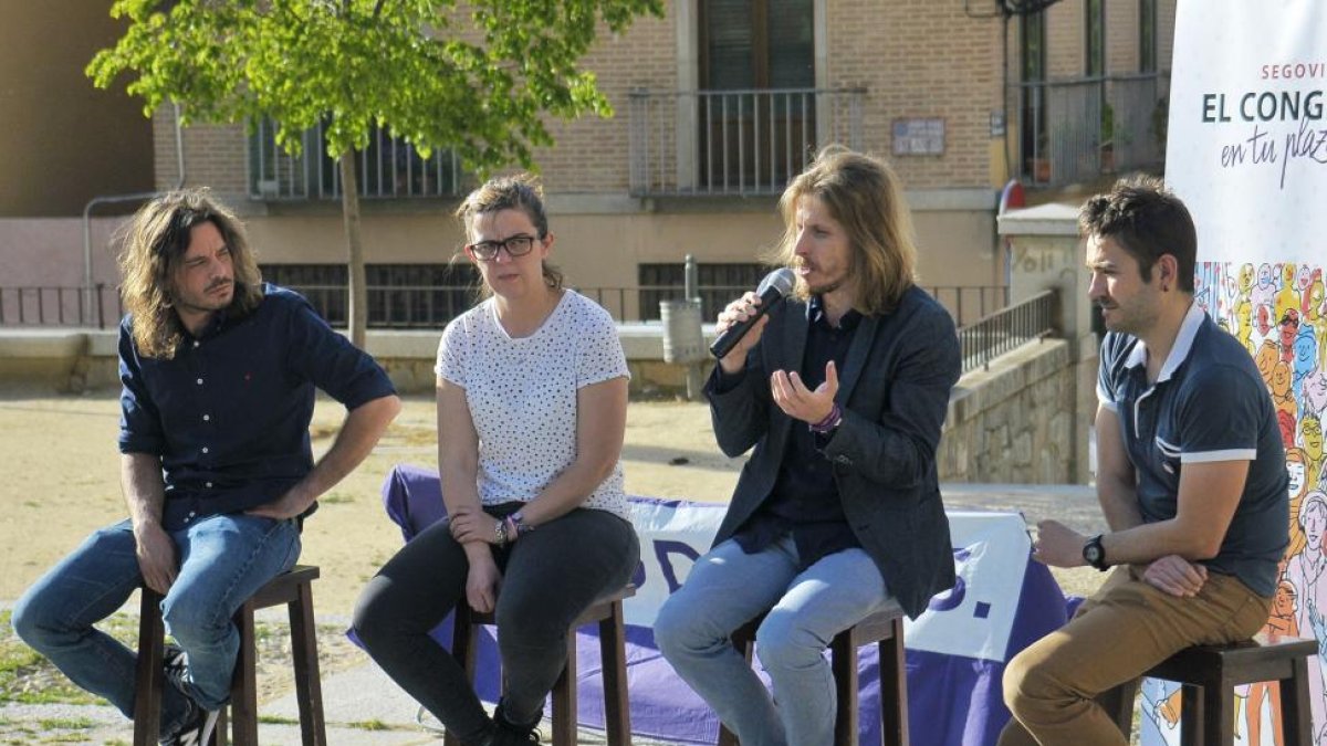El diputado por Burgos, Miguel Vila; la secretaria general de la formación en Segovia, Natalia del Barrio; El secretario general de PODEMOS CyL, Pablo Fernández, y el candidato al congreso por Segovia, Daniel López Vela, durante su visita en Segovia.-ICAL