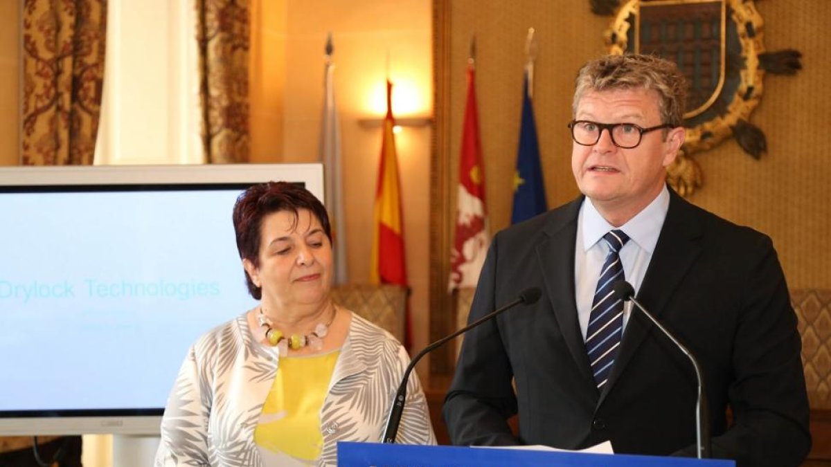 Clara Luquero, y Bart Van Malderen, durante la presentación.-ICAL