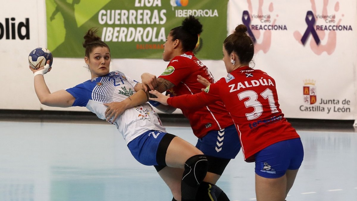 Elena Cuadrado trata de lanzar en el duelo ante Tenerife. / PHOTOGENIC