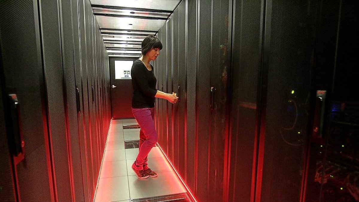 Una persona en el Centro de Supercomputación de Castilla y León ubicado en el campus universitario de Vegazana de León.-ICAL