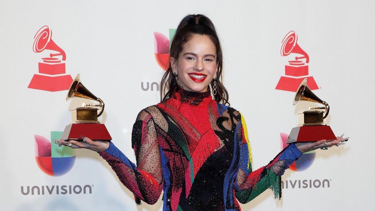 Rosalía posa con los dos premios Grammy latinos: Mejor Canción Alternativa y Mejor Actuación en Fusión Urbana, en Las Vegas.-