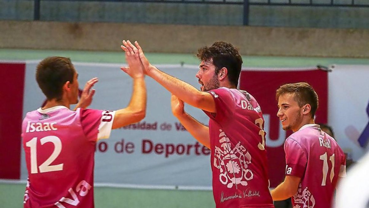 Isaac y Dani Martín celebran un gol en presencia de Raúl.-M.Á. SANTOS (PHOTOGENIC)