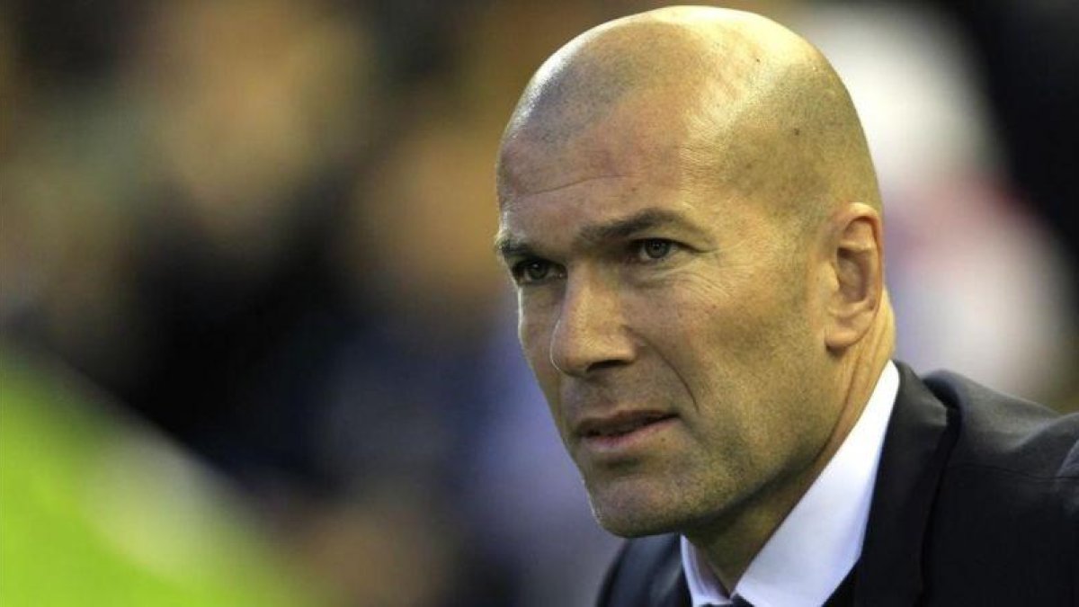 Zidane durante el Valencia-Madrid en Mestalla.-AP / ALBERTO SAIZ
