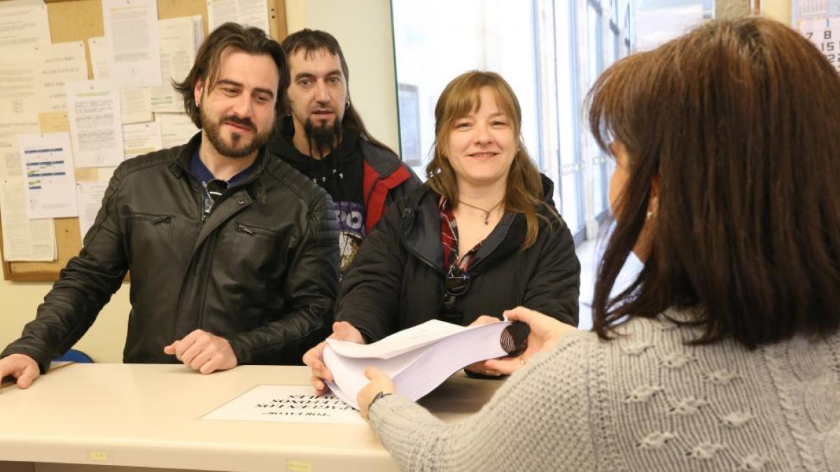 Un grupo de trabajadores Unidos registra más de 13.000 firmas para defender los derechos laborales en Renault y empresas auxiliares.-ICAL
