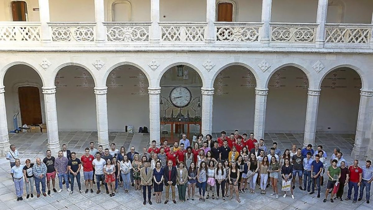 El recién elegido rector de la UVa Antonio Largo acompañado por vicerrectores y el director general de Deportes de la Junta Alfonso Lahuerta, posan para la tradicional foto de familia junto a los deportistas universitarios distinguidos en el Trofeo Rector-EL MUNDO