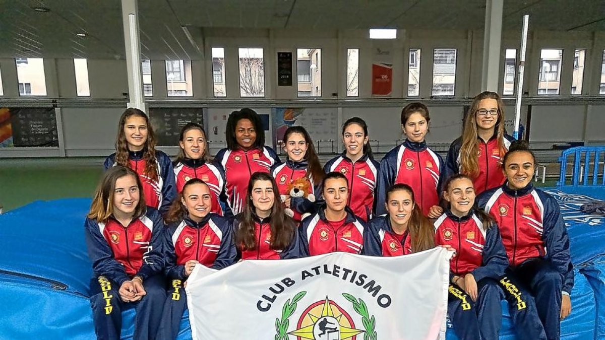 El equipo del CA Valladolid que participará en la Copa de cubes posa en las instalaciones de Río Esgueva junto a la bandera del club.-EL MUNDO