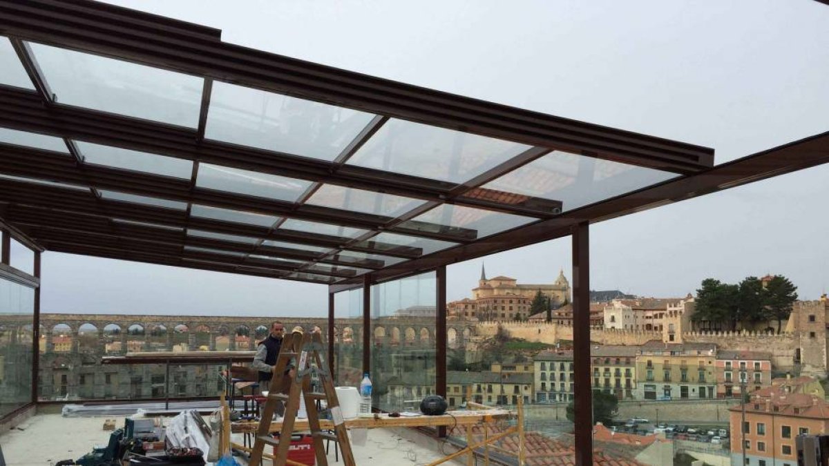 Estructura metálica construida sin licencia en un hotel próximo al Acueducto de Segovia.-ICAL