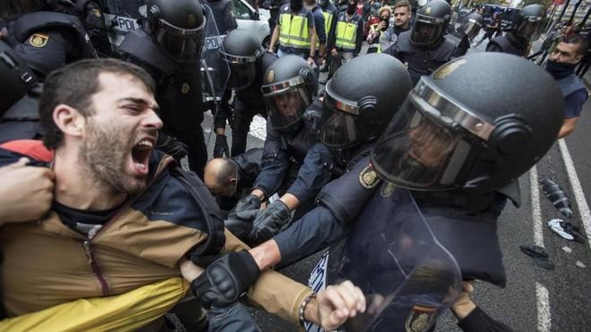 La policia nacional ha intentado desalojar a las personas concentradas en un centro de votación el 1-O.-FERRAN NADEU