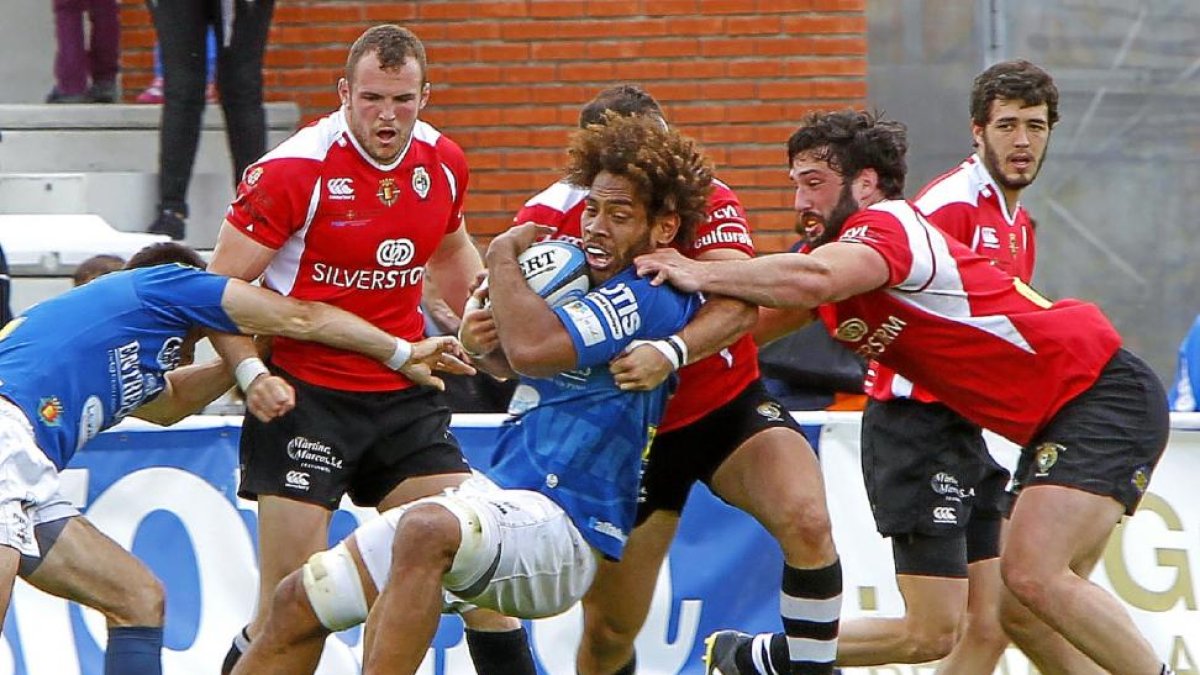 El fijiano Kalo Gavidi protege el oval ante la presencia de tres defensores del SilverStorm durante el encuentro de ayer.-J. M. LOSTAU