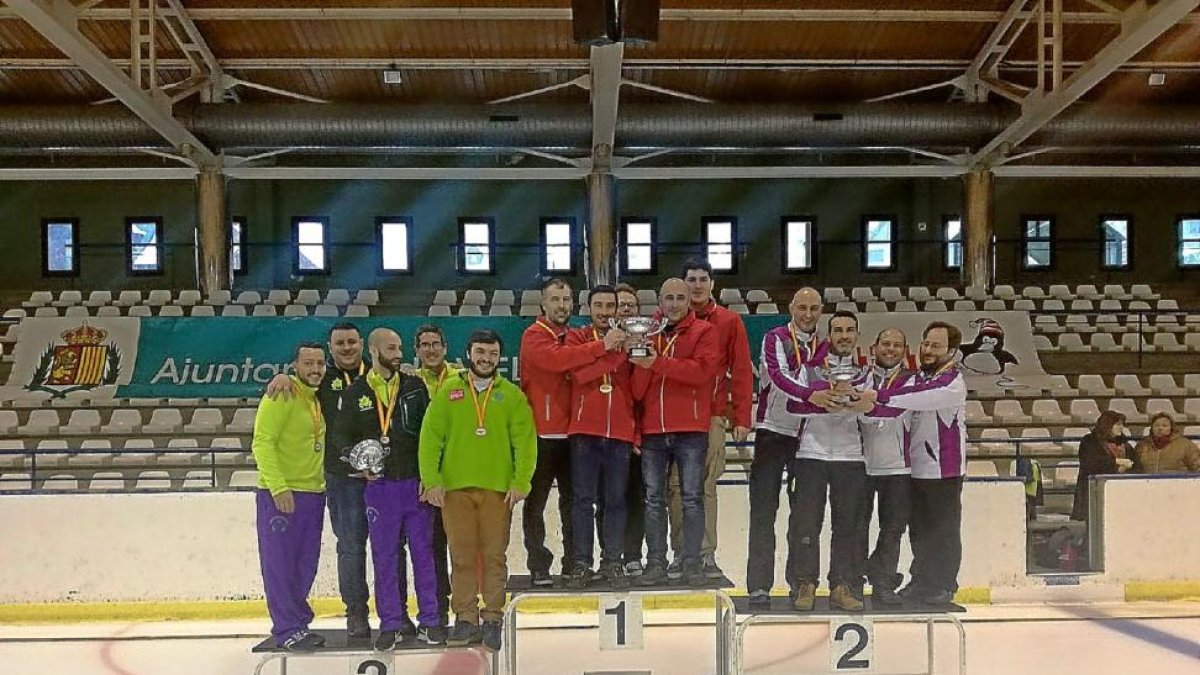 Los jugadores del Hielo Pisuerga Reserva, a la derecha del podio.-EM