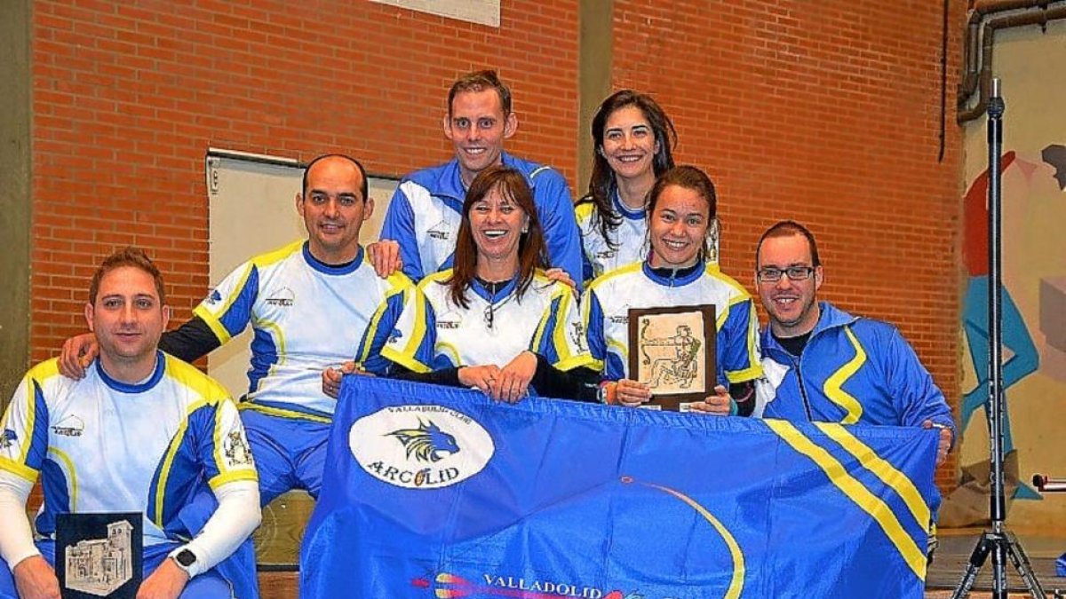 De izq. a drcha, Jesús Sordo, Pedro Rico, Sonsoles Bouzas, María Arranz y Jorge Gonzalez, abajo, y David H. y Raquel López, abajo.-EL MUNDO