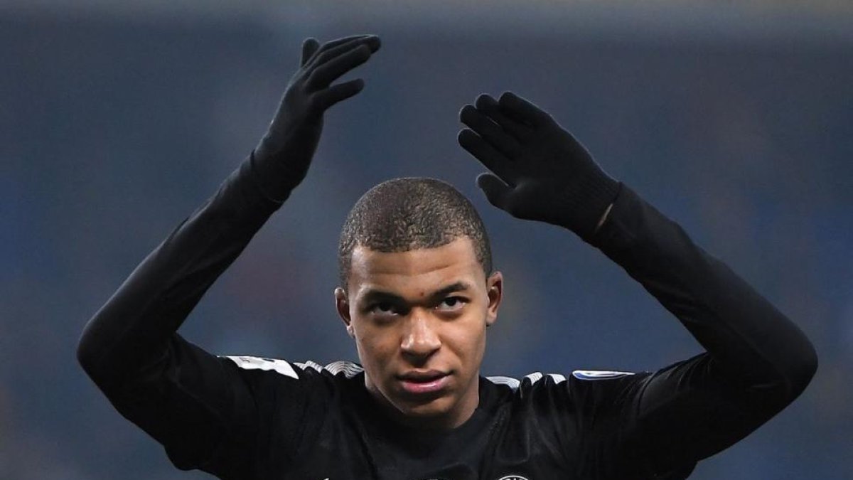 Kylian Mbappé en un partido con el París Saint-Germain-PATRICK HERTZOG (AFP)