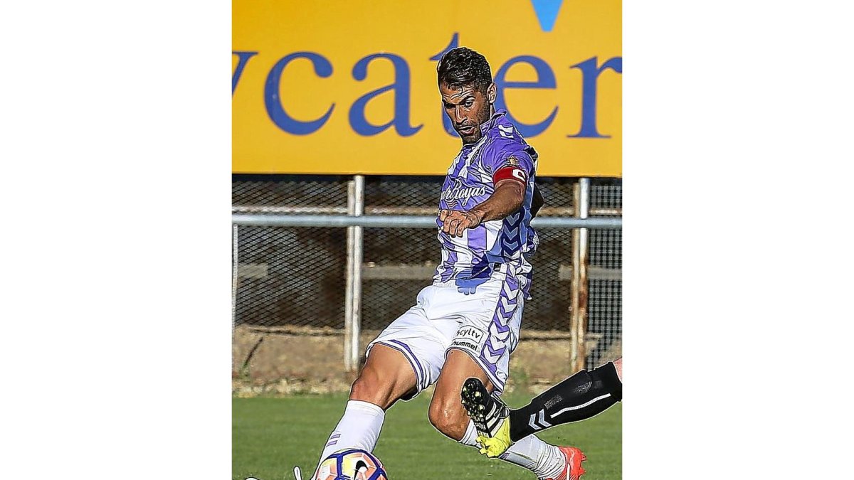 Javi Moyano efectúa un pase durante el amistoso de pretemporada disputado frente al Toledo.-M. Á. SANTOS