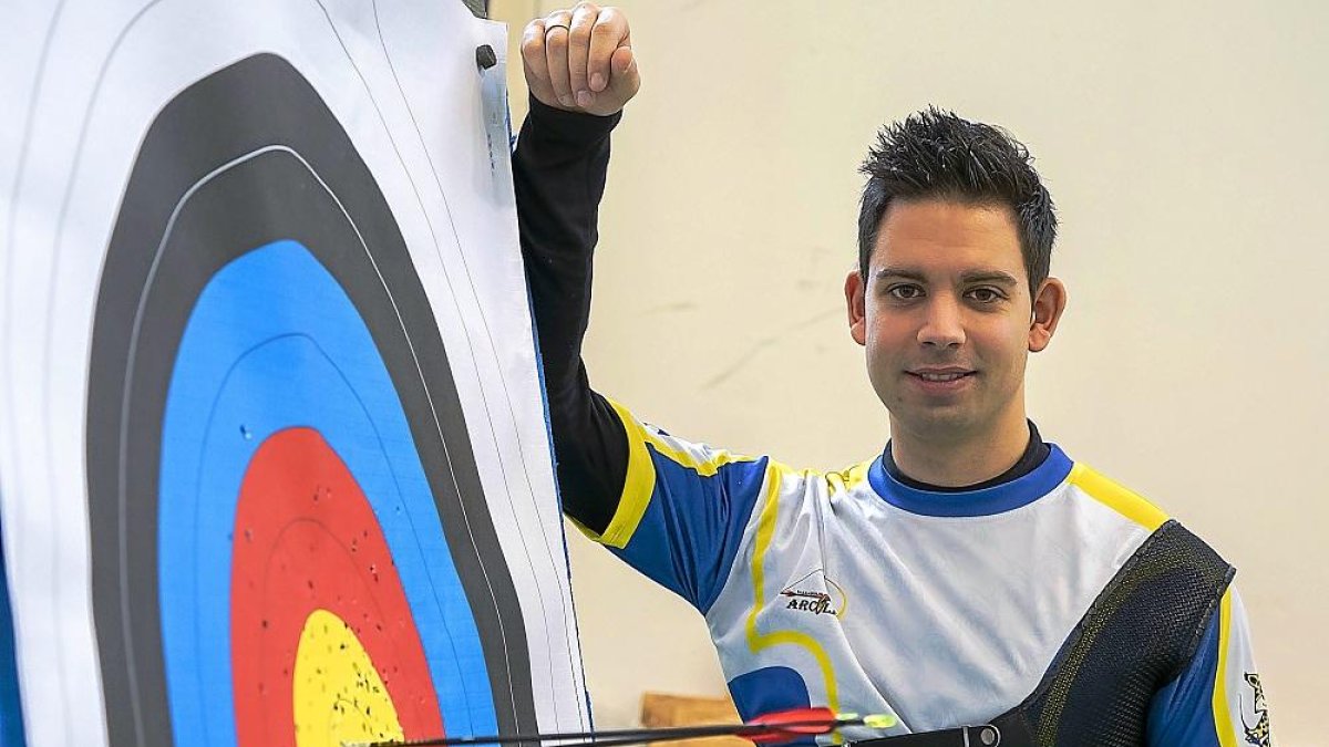 ÁlvaroSimó posa junto a la diana en las instalaciones de RíoEsgueva, donde entrena.-PABLO REQUEJO