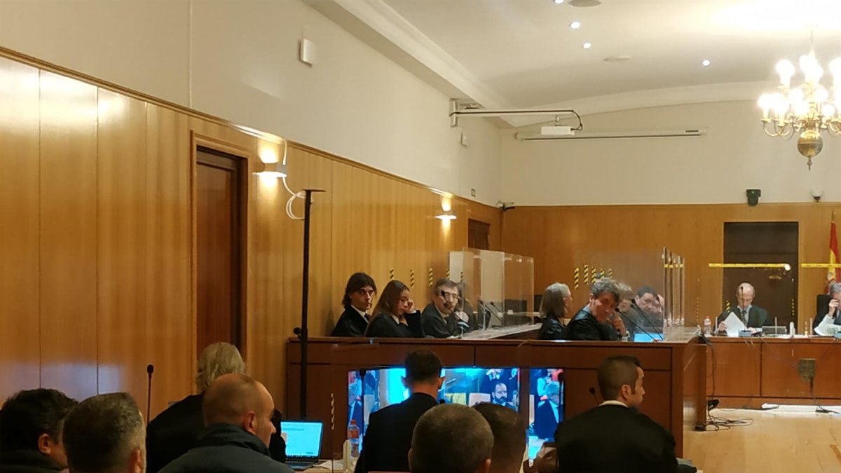 Parte de los condenados, a la izquierda, en el inicio de la vista este lunes en la Audiencia de Valladolid. -EP