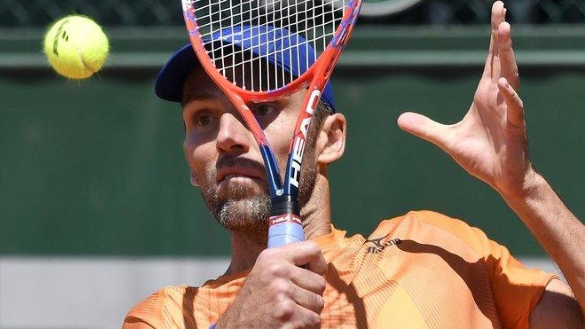 Karlovic, en un momento de su partido ante Feli López en París.-EFE