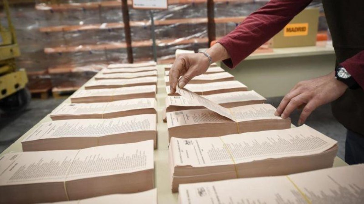 Un operario trabaja en los preparativos de las elecciones del 2015.-FERNANDO VILLAR