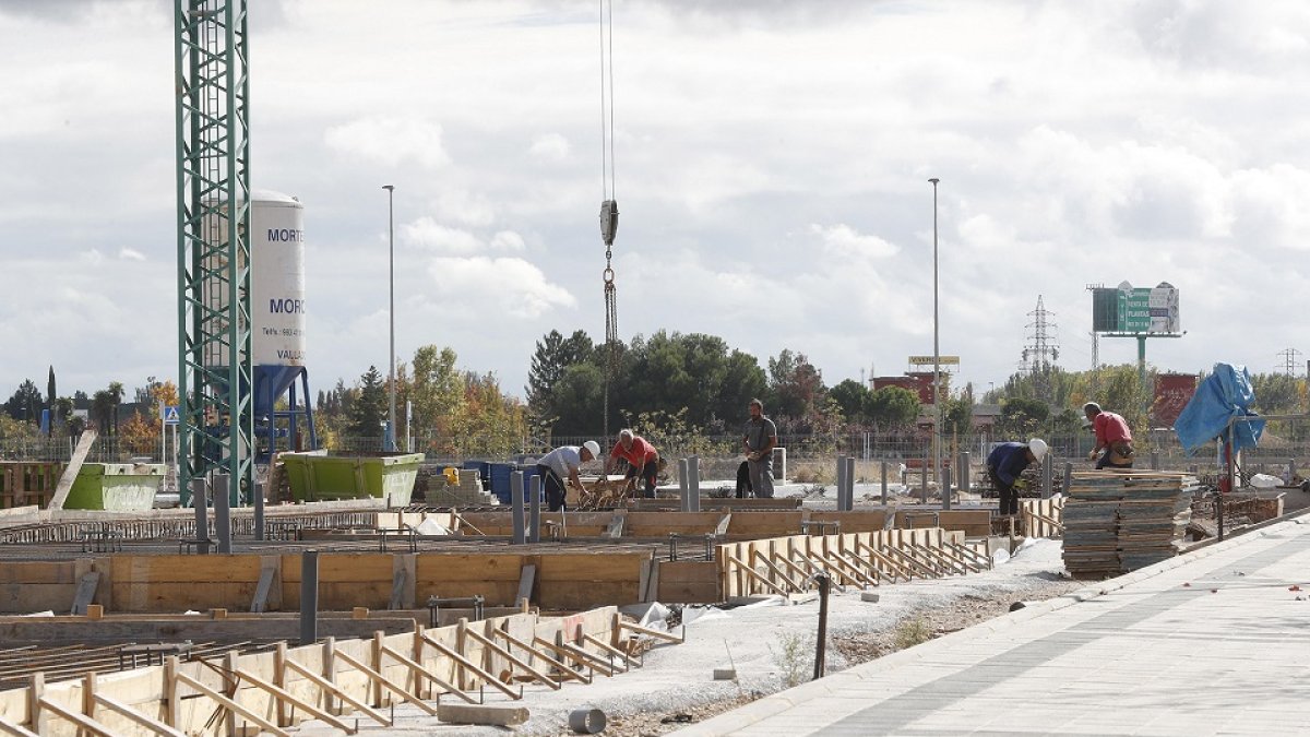 Trabajos de construcción de nuevas viviendas en El Peral, junto al Camino Viejo de Simancas. PHOTOGENIC
