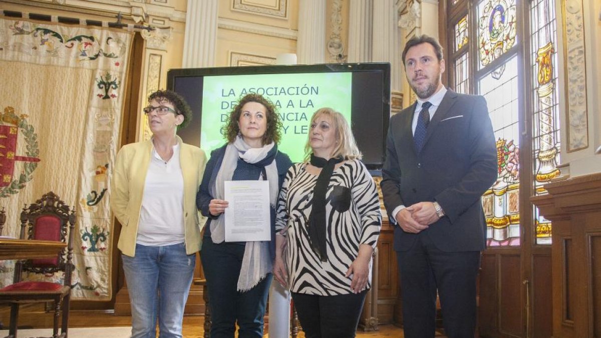 El alcalde de Valladolid, Óscar Puente(D), y la concejala de Servicios Sociales, Rafaela Romero(I), asisten a la lectura del manifiesto del Día Mundial de las Enfermedades Raras.-ICAL