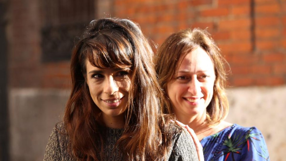 La actriz Maria Ribeiro (I) y la directora brasileña Laís Bodanzky en la presentación de la película 'Como nuestros padres'-MIRIAM CHACÓN / ICAL