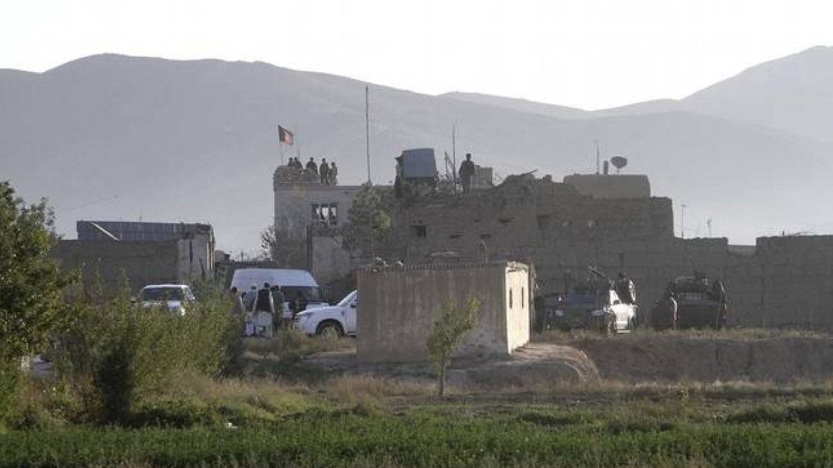 Los policías montan guardia en el tejado del edificio principal de la prisión de Ghazni, después de un ataque talibán en el que cientos de presos fueron liberados.-REUTERS