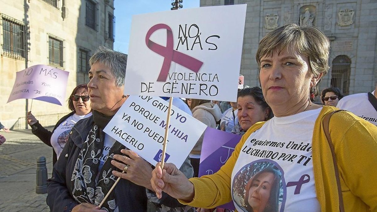 Un centenar de personas se concentran frente a la Audiencia Provincial de Ávila.-ICAL