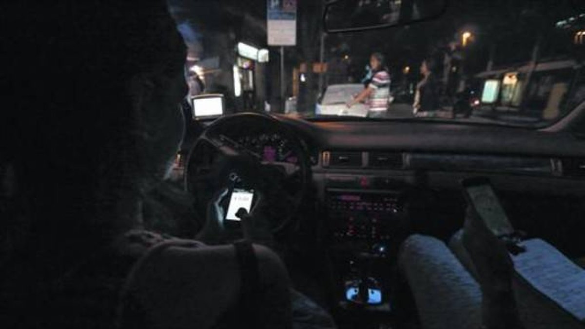 El conductor de un coche que utiliza Uber.-JULIO CARBÓ