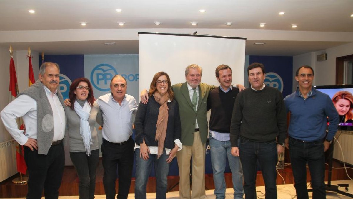 (IaD) Manuel Betegón (Senado), Nuria Simón (Senado), José Antonio Rubio (Senado), la secretaria del partido, Ángeles Armisén, Íñigo Mendez de Vigo (Congreso), Miguel Ángel Paniagua (Congreso), el presidente provincial del partido, Carlos Fernández Carried-ICAL