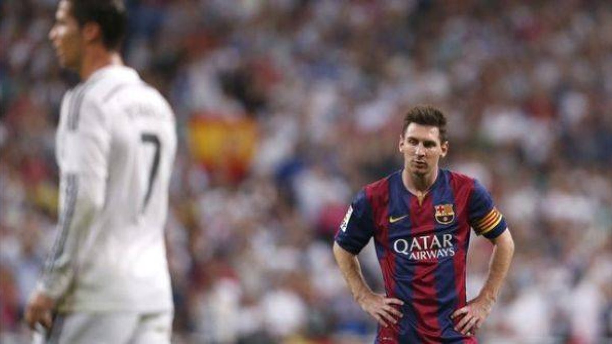 Lionel Messi y Cristiano Ronaldo durante el clásico del pasado octubre en el Bernabéu.-Foto: REUTERS / JUAN MEDINA