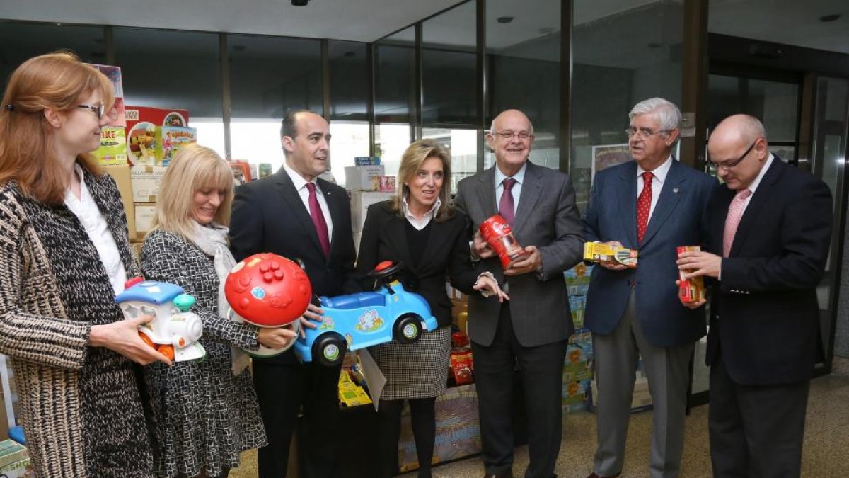 La delegada del Gobierno en Castilla y León, María José Salgueiro, entrega de forma simbólica al Banco de Alimentos y Cruz Roja, alimentos no perecederos y juguetes recogidos entre ciudadanos y los empleados públicos de la Administración General del Estad-Ical