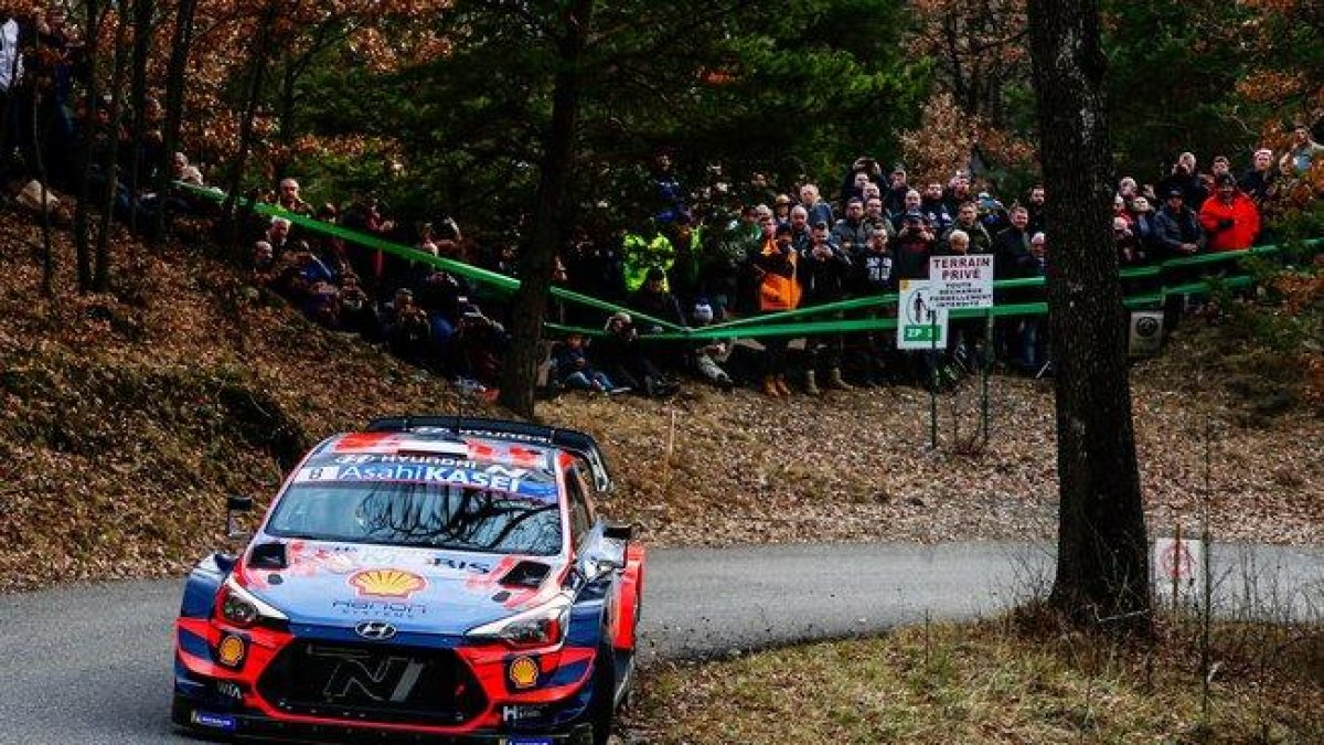 El Hyundai de Tanak, en el rally de Montecarlo.-EFE / EPA / ALESSANDRO GAROFALO
