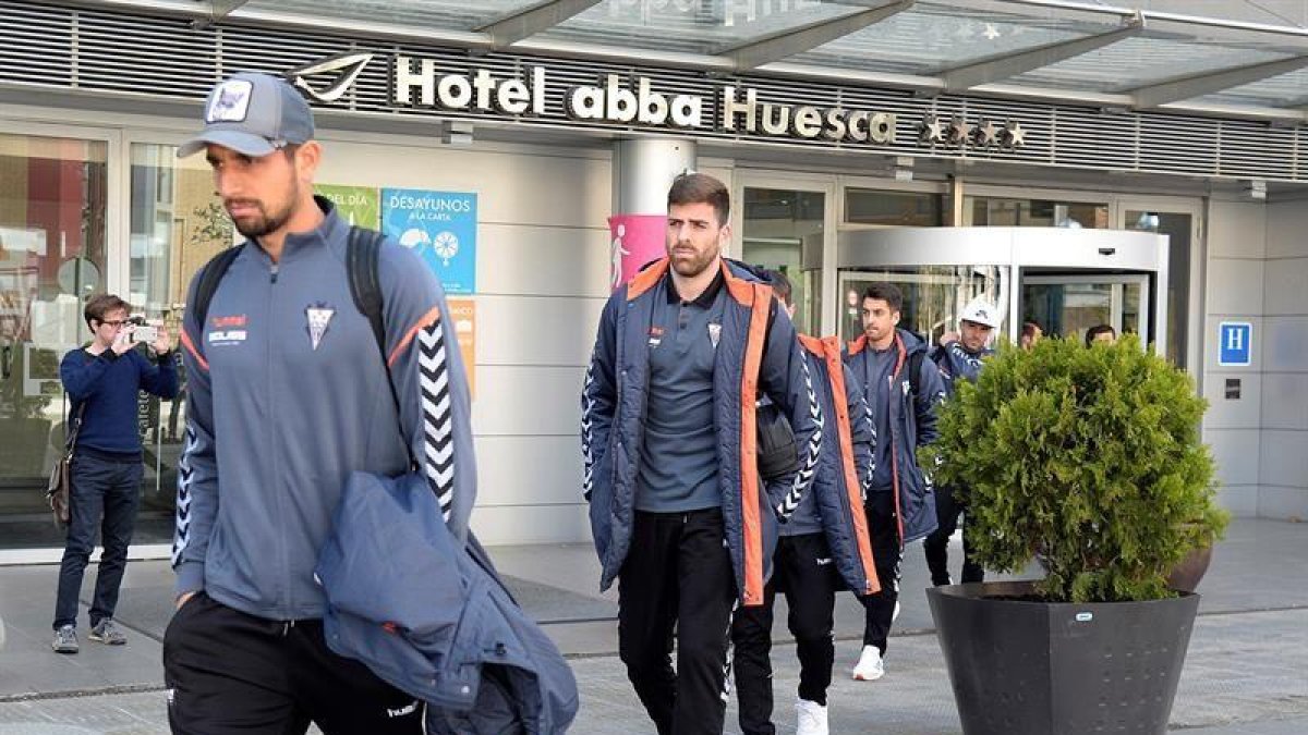 Jugadores y cuerpo técnico del Albacete Balompié dejan el hotel ABBA para partir en autocar hacia Albacete, después de que se suspendiese el encuentro de LaLiga 1/2/3 que tenía previsto disputar ante el Huesca esta tarde-EFE