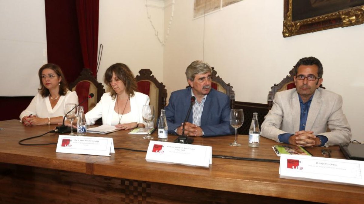El rector de la Universidad de León (ULE), Juan Francisco García Marín, participa en el acto de inauguración de los Cursos de Verano 2016 que tiene lugar entre julio y septiembre en León, Ponferrada y varias localidades de la provincia.-ICAL