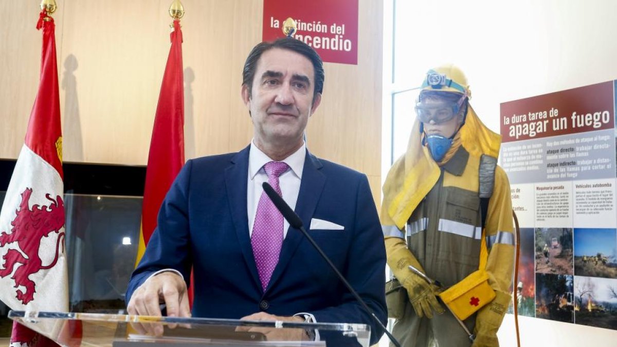 El consejero de Fomento y Medio Ambiente durante la presentación del operativo.-ICAL