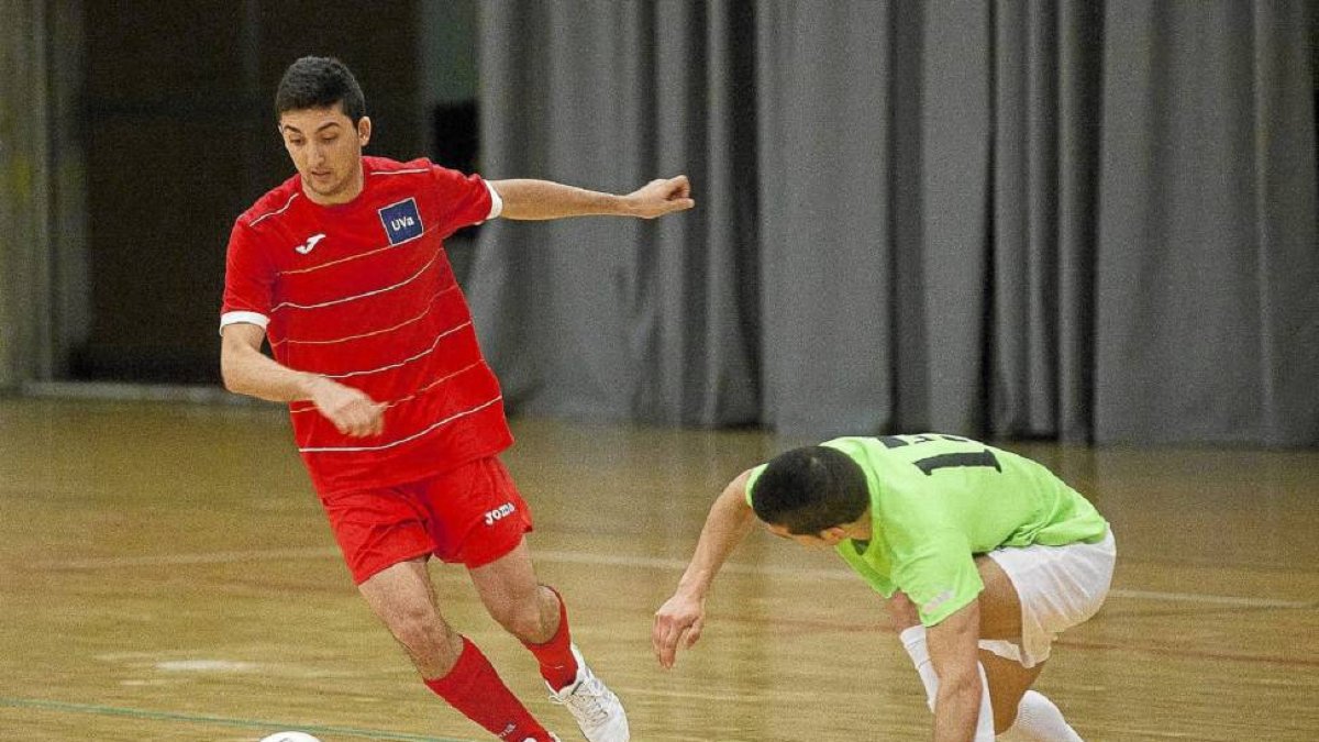 Adri elude el marcaje de un jugador del Cuéllar-Pablo Requejo
