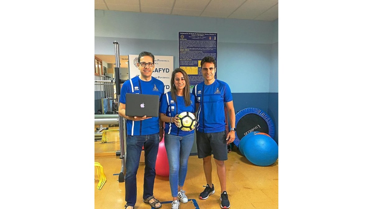 Manuel Carretero González, María Villa del Bosque y Mario Sánchez García en las instalaciones de la UPSA.-EL MUNDO