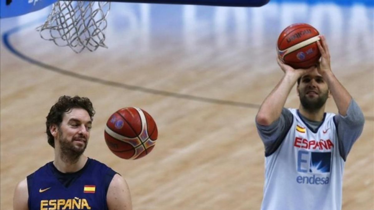 Pau Gasol y Felipe Reyes, en un entrenamiento de la selección española de baloncesto.-