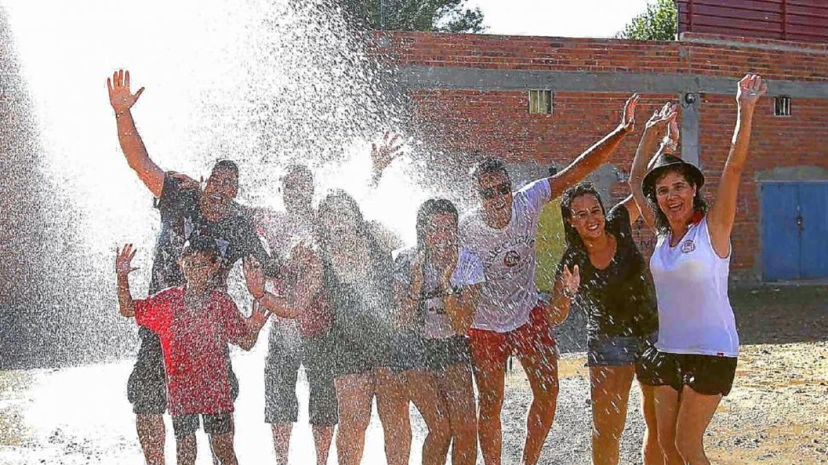 Los vecinos de Pollos celebran el último día de fiestas con la tradicional Gran Mojada.-J. M. LOSTAU