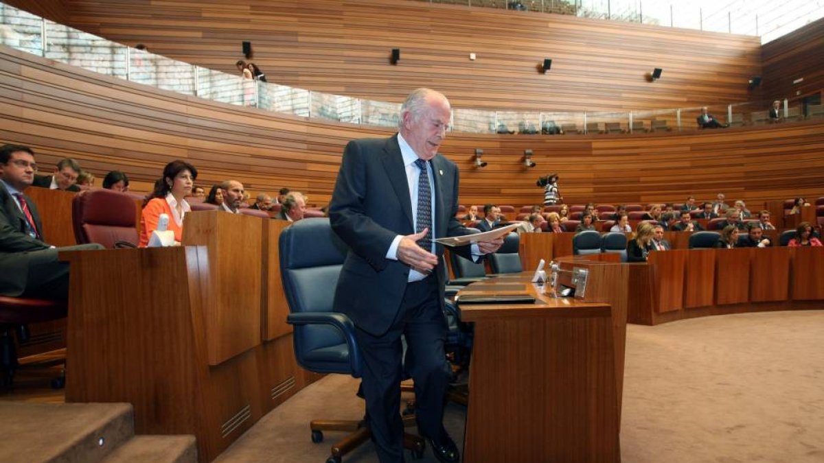 El Procurador del Común de Castilla y León, Javier Amoedo, defiende en sesión plenaria las Cortes el informe anual relativo a la institución autonómica en 2012-Ical