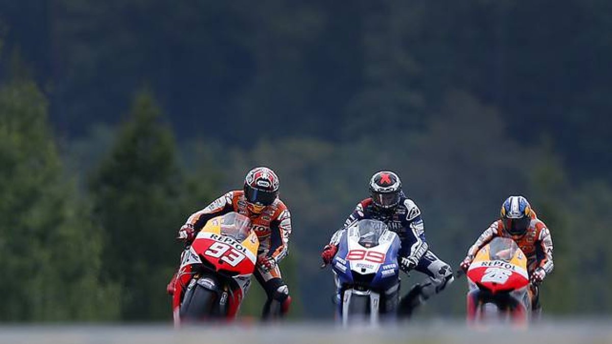 De izquierda a derecha, Marc Márquez, Jorge Lorenzo y Dani Pedrosa, en el circuito de Brno en el 2013.-Foto: AP / PETR DAVID JOSEK