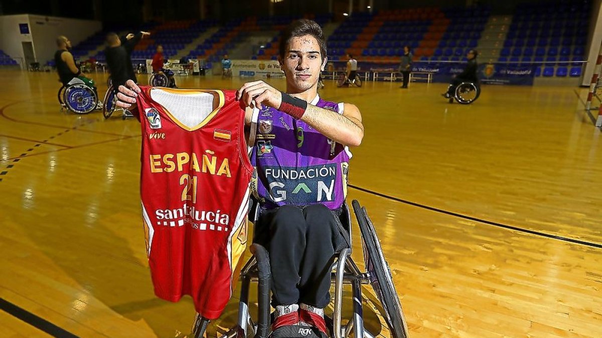 Pablo Lavandeira posa con la camiseta de España.-J.M. LOSTAU