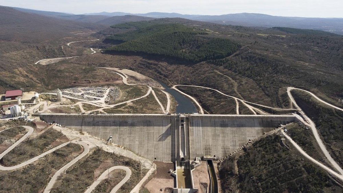 Vista aérea de la presa de Castrovido.-ISRAEL L. MURILLO