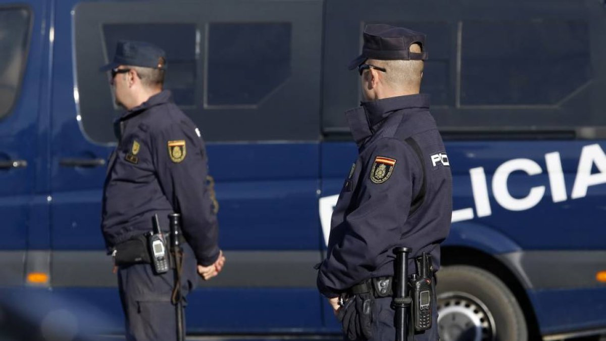 Dispositivo de seguridad establecido para el traslado del presunto autor de la muerte de la peregrina Denise Pikka a los juzgados de Astorga.-ICAL