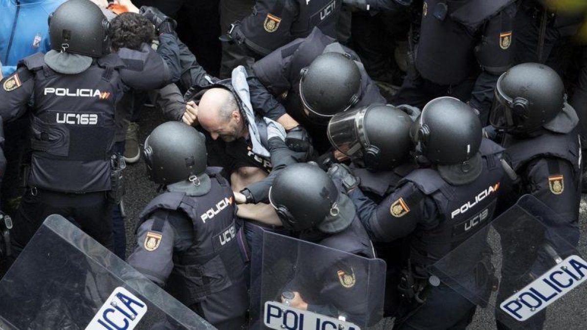 Violenta actuación policial en el colegio Ramon Llull.-FERRAN NADEU