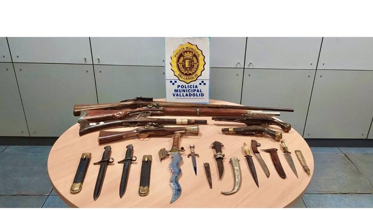 Requisadas 14 armas antiguas por la policía local de Valladolid en el mercadillo de la Feria. -E. M.