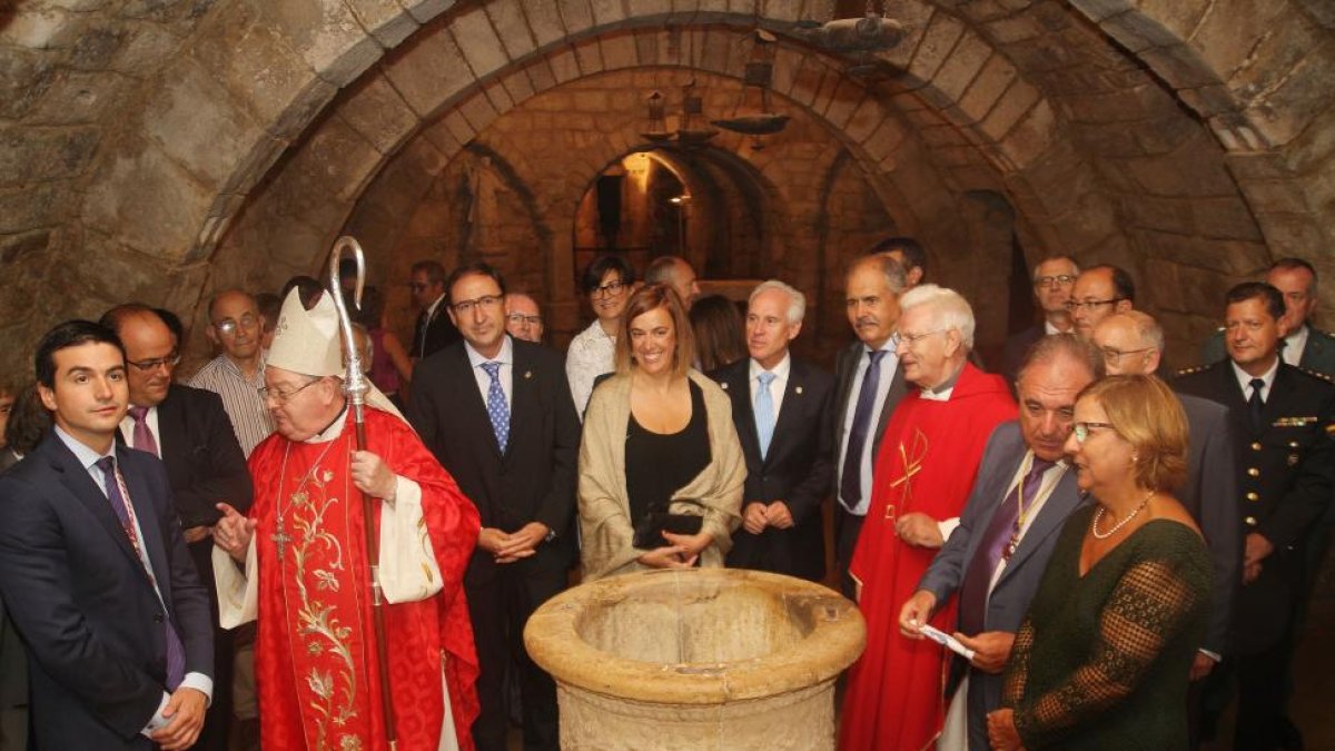 A pesar de la prohibición de beber agua del pozo de la cripta de San Antolín,la autoridades bajaron junto al obispo Manuel Herrero a la cripta en la catedral de Palencia.-ICAL