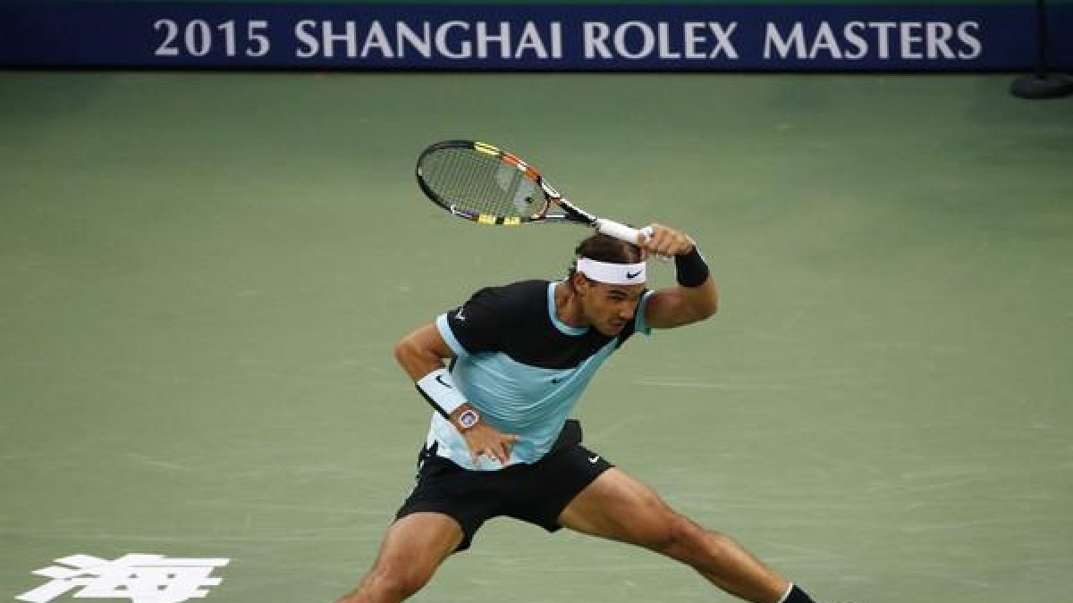 Rafael Nadal le devuelve una pelota al francés Jo-Wilfried Tsonga durante la semifinal en el Masters 1000 de Shanghái.-EFE/ ROLEX DELA PENA