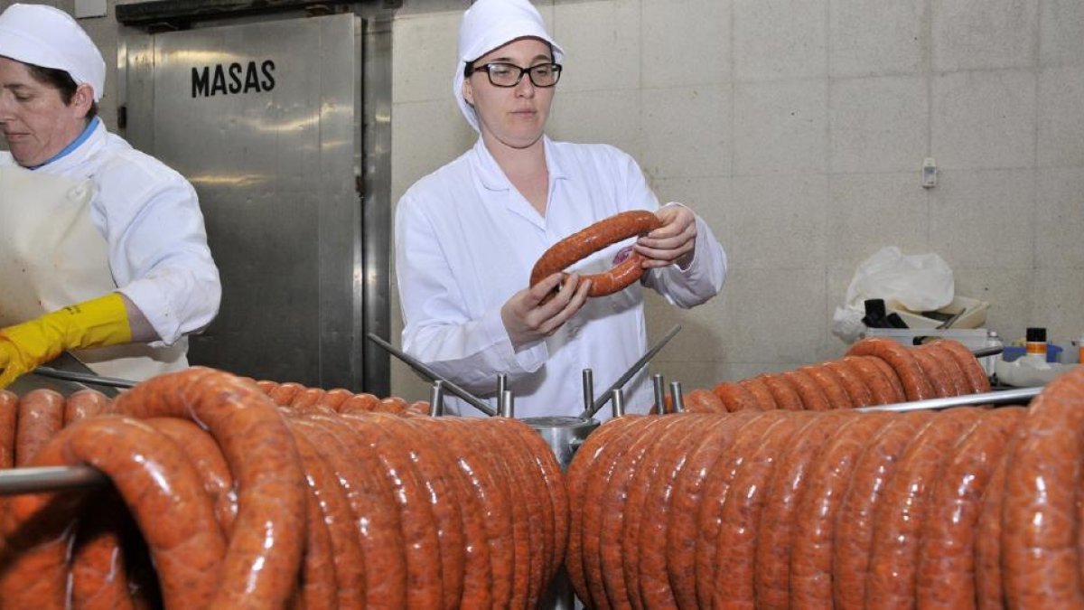 Verónica García muestra una selección de chorizos en el secadero de la empresa que se han elaborado sin aditivos químicos.-VALENTÍN GUISANDE