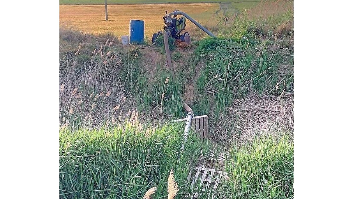 Uno de los motores que absorbe el agua del Esgueva en el municipio vallisoletano de Villanueva de los infantes.-L. DE LAFUENTE