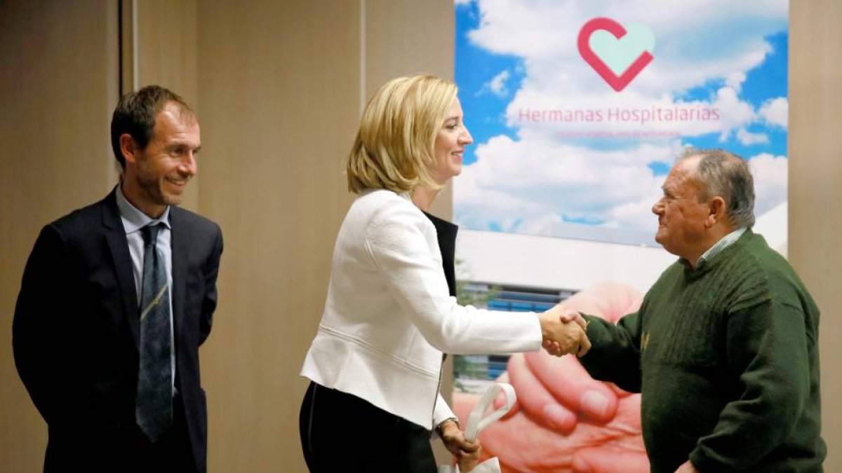 La consejera de Familia e Igualdad de Oportunidades, Alicia García, recoge el Premio del Centro Hospitalario Padre Benito Menni 2015 que esta institución otorga a la Consejería por su labor a favor de la integración socio laboral de las personas con enfer-Ical